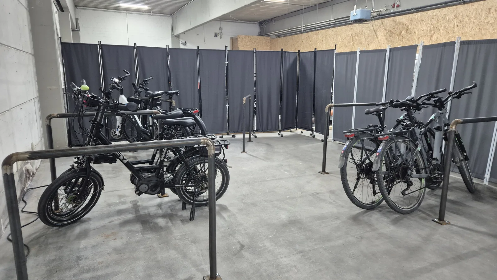 Fahrradgarage am FairSchlafen Boutique Hotel in Neustadt in Holstein mit E-Bikes an Fahrradständern